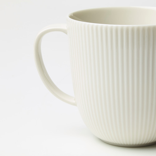 Elegante taza blanca texturizada, asa lisa, tacto de porcelana de calidad.