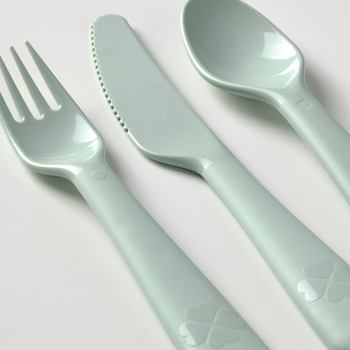 Imagina un juego de utensilios para niños: tenedor, cuchillo y cuchara verde menta. Diseñado de forma duradera para facilitar el agarre y el corte.