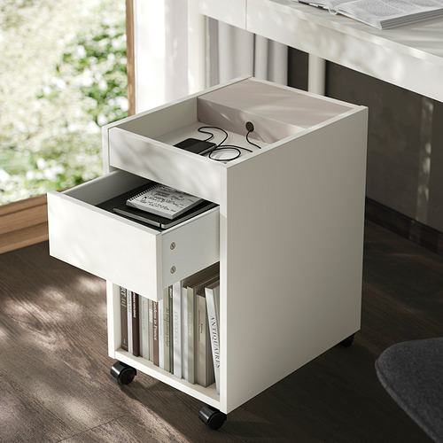 Carro de almacenamiento móvil blanco con cajón y estantes, ideal para objetos pequeños, colocado debajo de un escritorio.