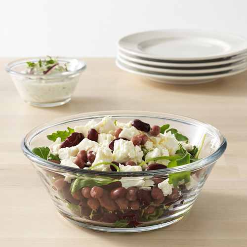 Ensalada en tazón con verduras, frijoles, queso. Platos, salsa de fondo.