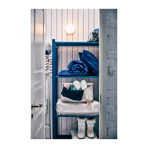Una estantería azul con objetos blancos y mantas azules.