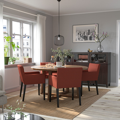 Mesa de comedor moderna de roble MÖRBYLÅNGA con sillas rojas, plantas y una gran ventana.
