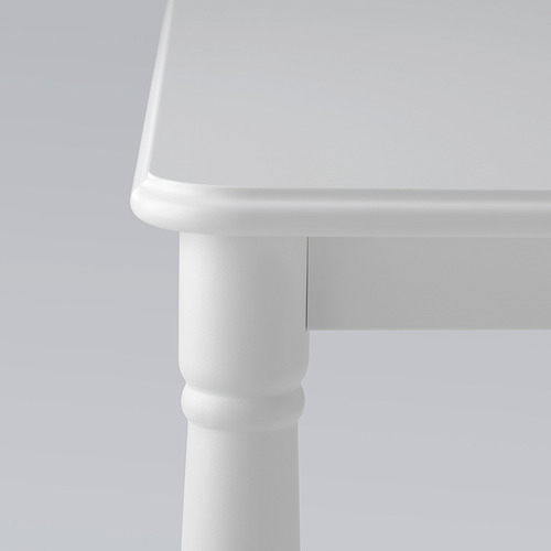 Esquina de mesa de comedor moderna, acabado blanco. Fuertes patas de acero con decoración de madera, diseño elegante.