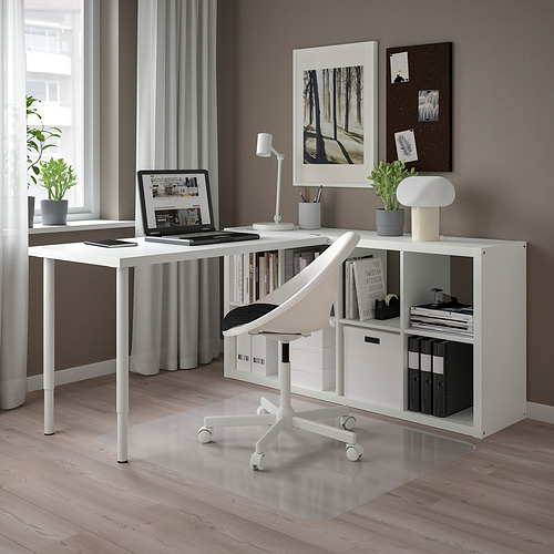 Moderna oficina en casa con configuración de escritorio INLÄGG blanco. El escritorio, la silla, los estantes y la decoración crean un espacio de trabajo minimalista.