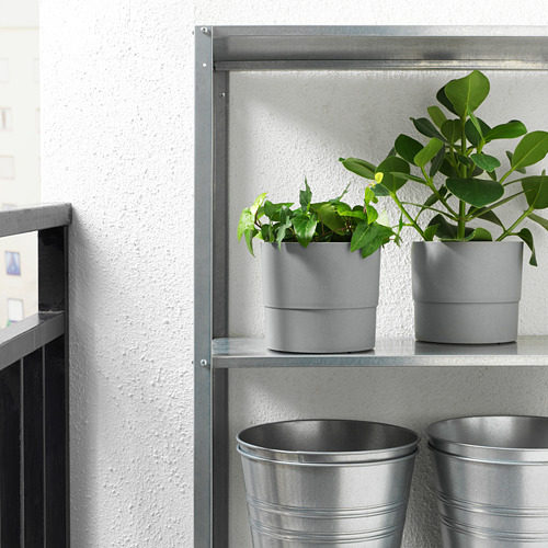 Dos plantas verdes en macetas de plástico gris en un estante de metal, que muestran el uso en interiores y exteriores.