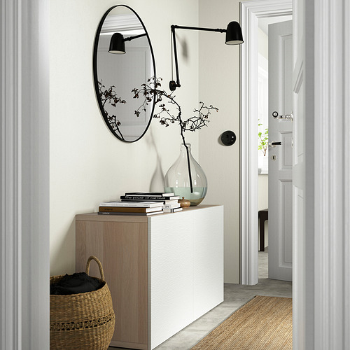 Entrada moderna con aparador BESTÅ, espejo, lámparas y decoración.