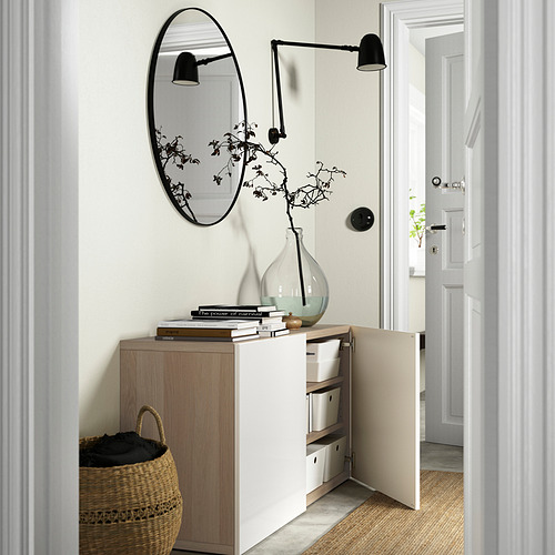Entrada minimalista con armario BESTÅ blanco, estantes ajustables y luces de pared.