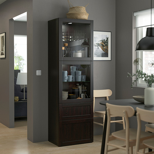BESTÅ vitrina de almacenamiento de vidrio negro-marrón con estantes y cajones en el espacio de comedor.