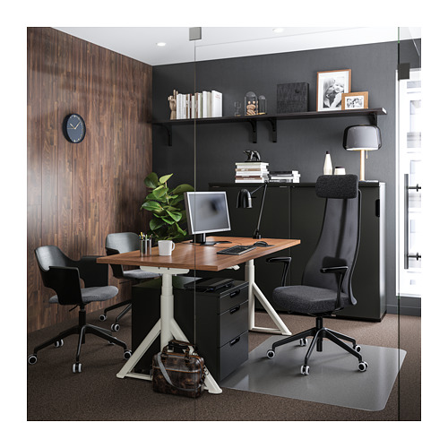 Moderno espacio de trabajo de oficina con escritorio GALANT, sillas negras, detalles en madera y mampara de vidrio.