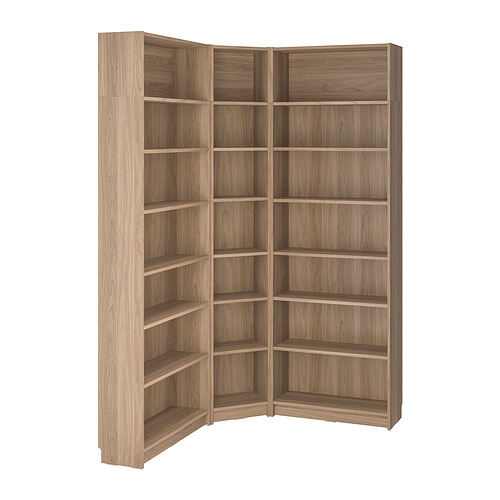 Librería de esquina BILLY: acabado en madera clara, alta con varios estantes, diseño que ahorra espacio.