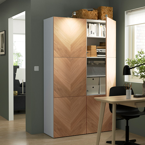 Armario de madera con puertas abiertas que dejan ver estanterías llenas de libros y material de oficina.