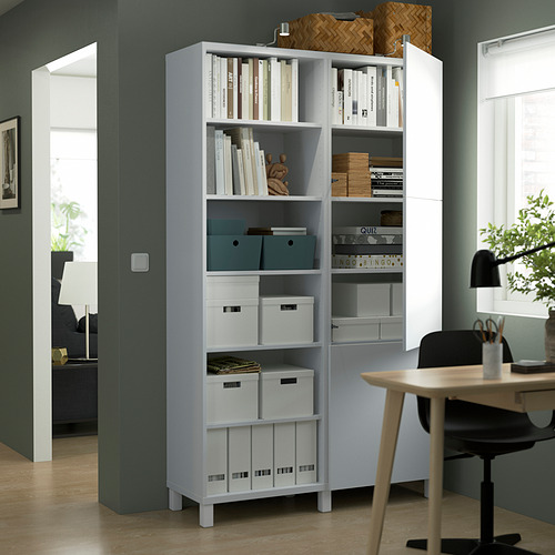 Mueble de almacenaje BESTÅ con estantes para libros, decoración y cajas. Almacenamiento mixto abierto/cerrado cerca del escritorio y la silla.