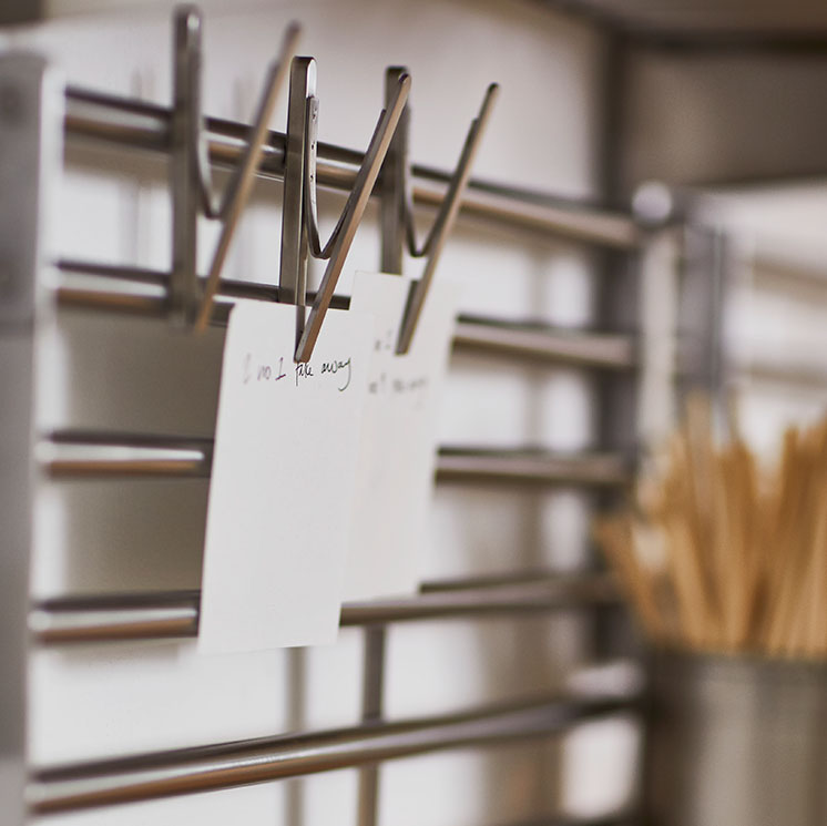 Suspension rail with shelf wall grid with KUNGSFORS Magnetic clip