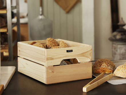 A KNAGGLIG box next to a OSTBIT serving tong