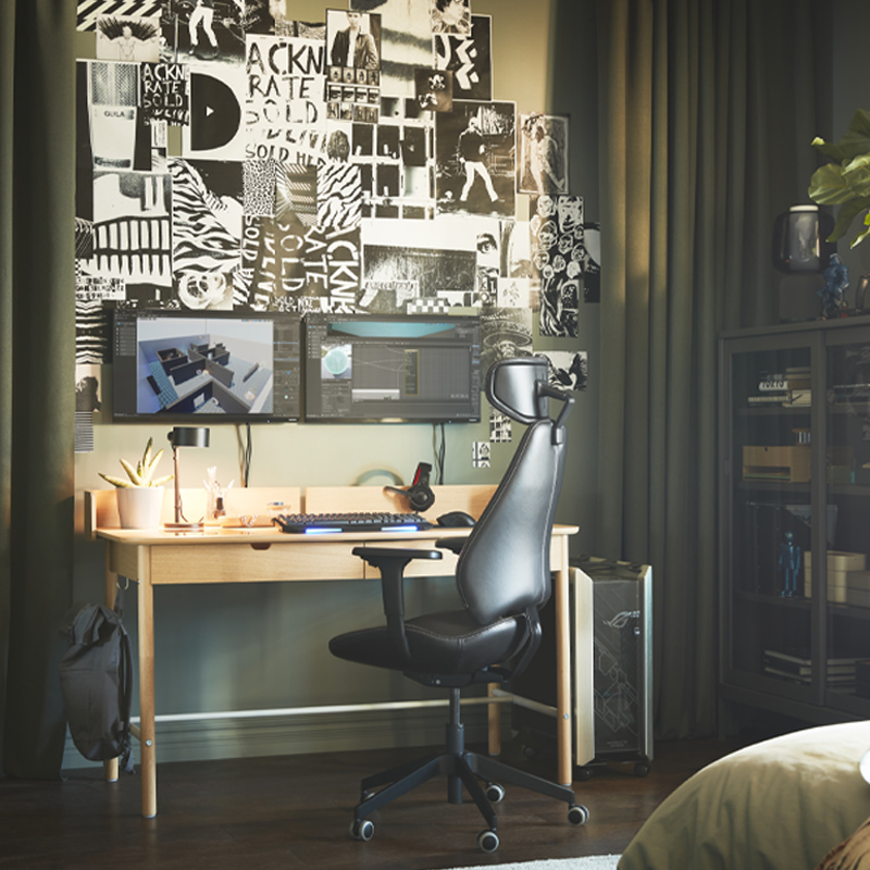 A gamer room with a RIDSPÖ desk and a GRUPPSPEL gaming chair in the center, and an IDÅSEN cabinet with sliding doors.