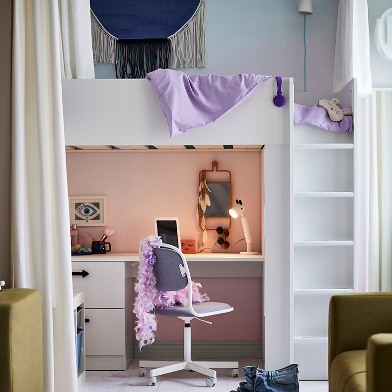 The image shows a youth room with a white loft bed, a desk with a chair underneath, green sofas, and purple decor. The atmosphere is modern and functional.