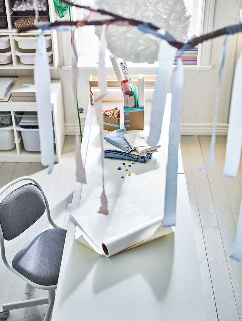 Top view of a room with a PÅHL desk and an ÖRFJÄLL desk chair, and at the back, MÅLA paper roll storage.