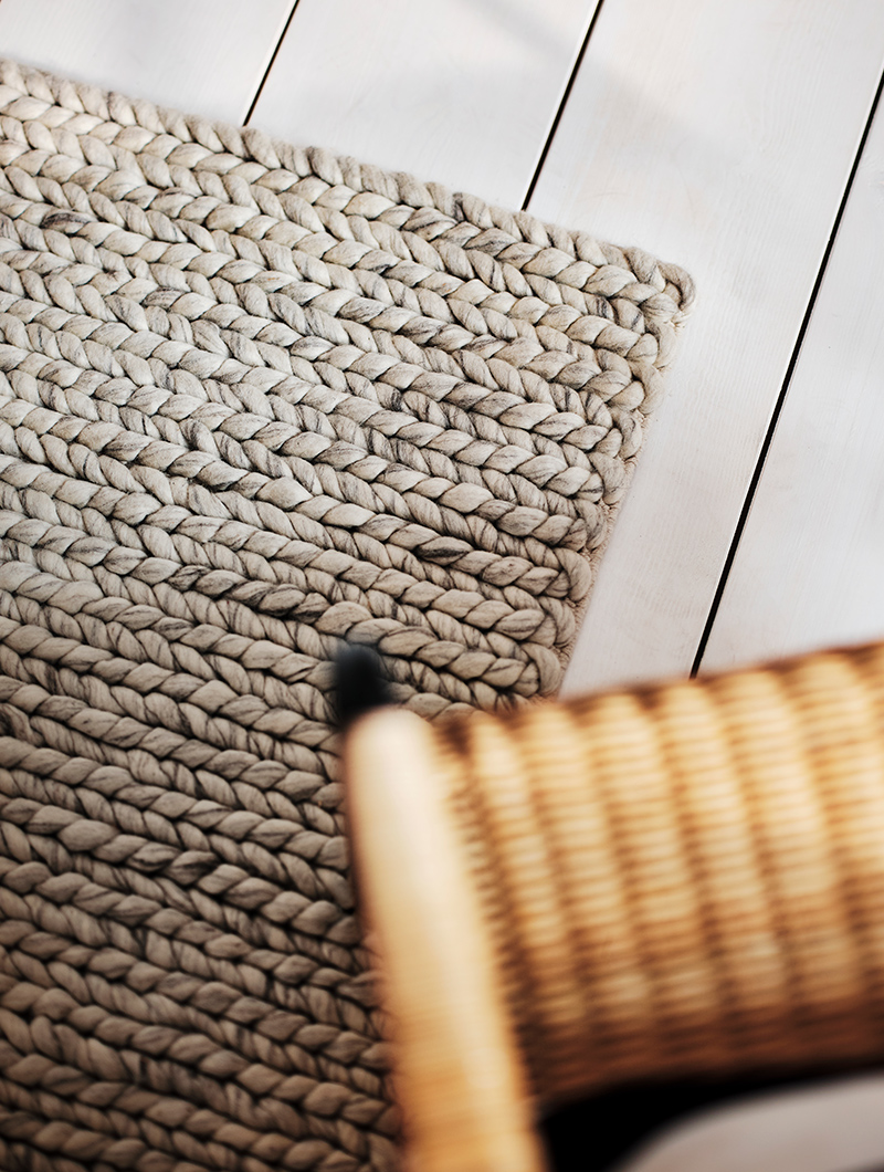 An ULRIKSBERG armchair with a rug in the background.