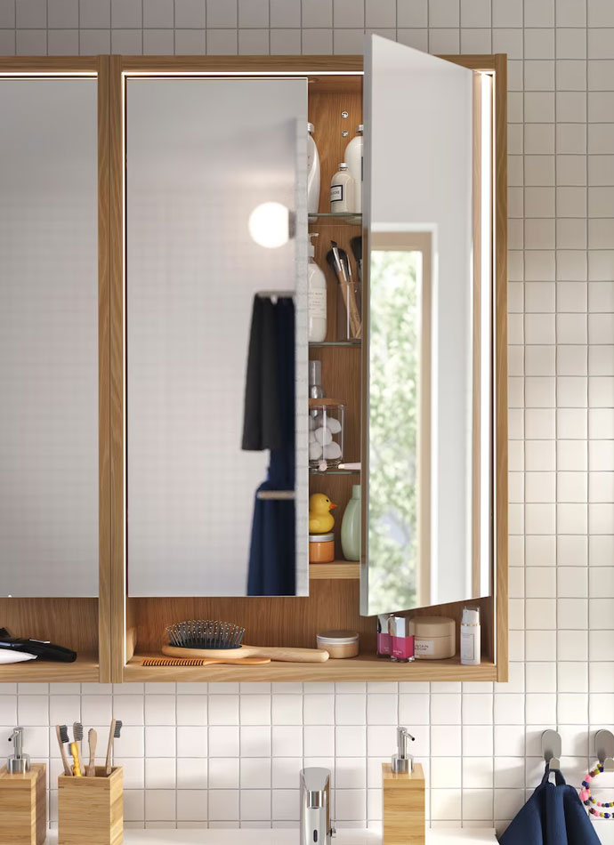 Spacious wall-mounted bathroom cabinet with mirrored door