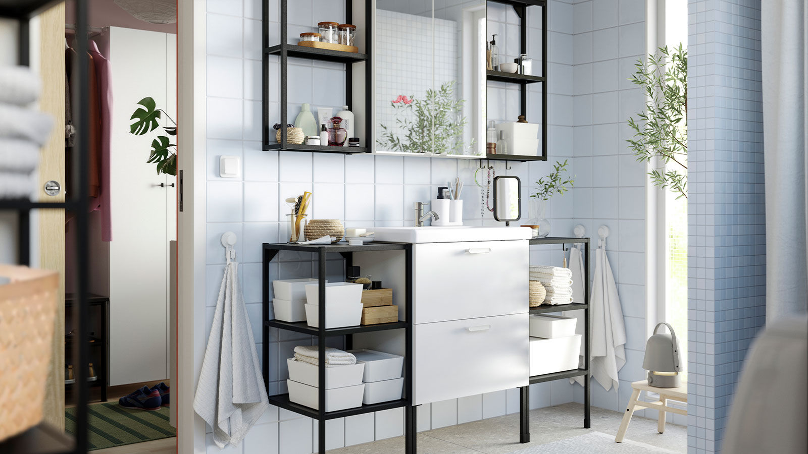 A bathroom with ENHET/TVÄLLEN bathroom cabinet, FREDRIKSJÖN bath towels and VÅGSJÖN hand towel, VILTO stool, and VAPPEBY Bluetooth lamp