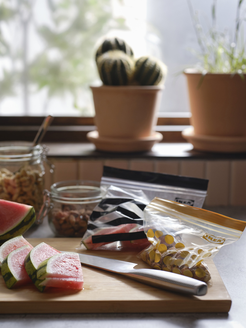 Chopping board with Resealable bags and more accesories