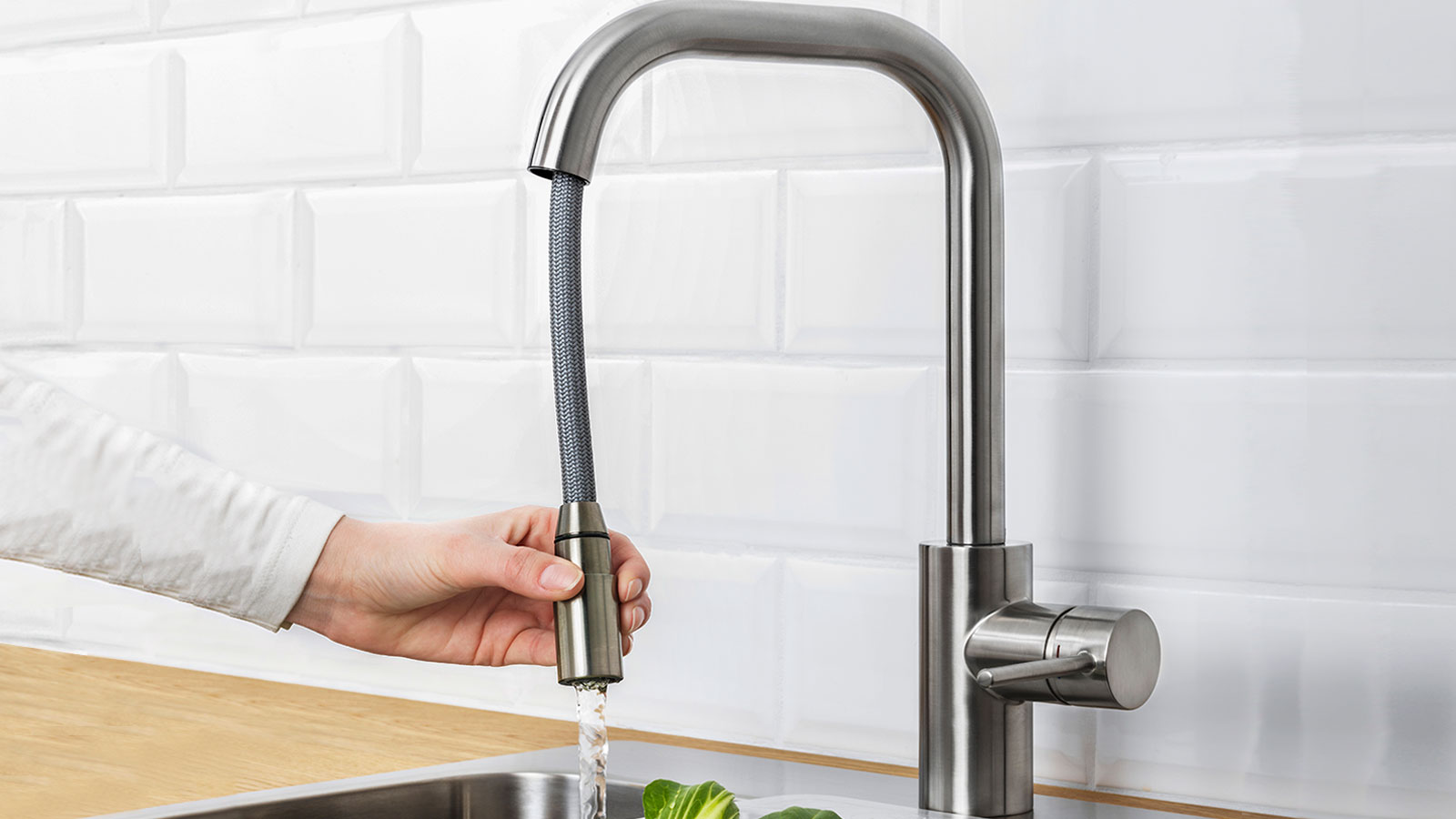 Kitchen faucet with pull-out spout