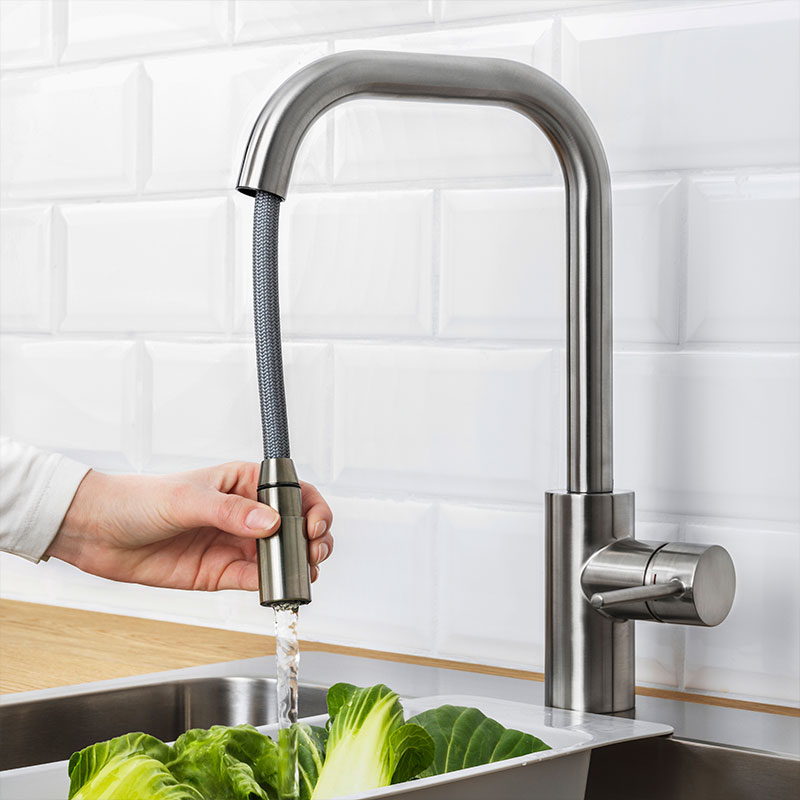 Kitchen faucet with pull-out spout