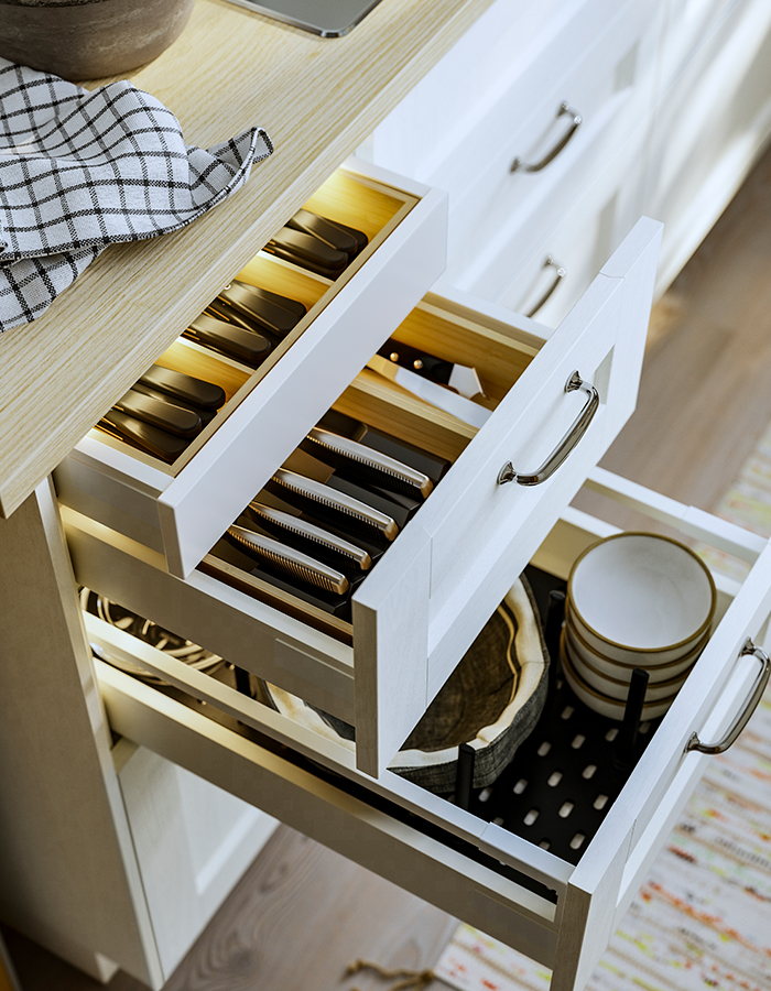 MAXIMERA kitchen drawers with ENKÖPING drawer fronts, featuring UPPDATERA utensil and knife organizers inside.
