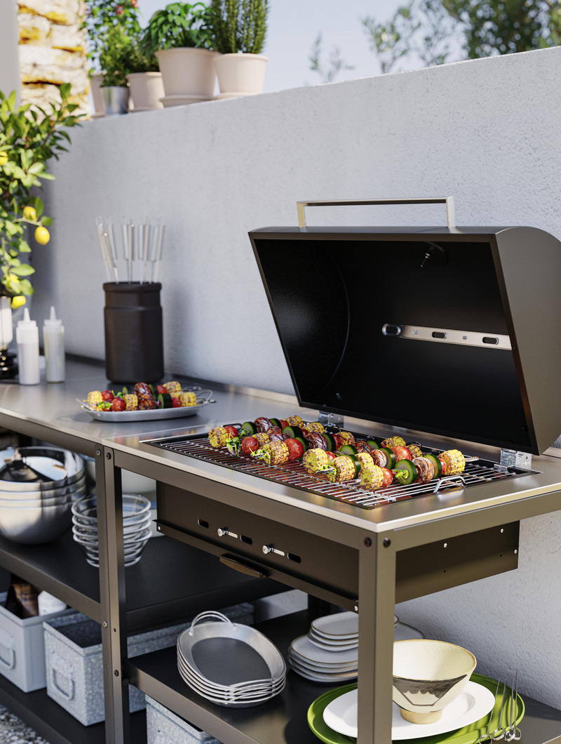 Parrilla con brochetas de verduras y carne en una terraza exterior. Un ambiente soleado ideal para barbacoas.