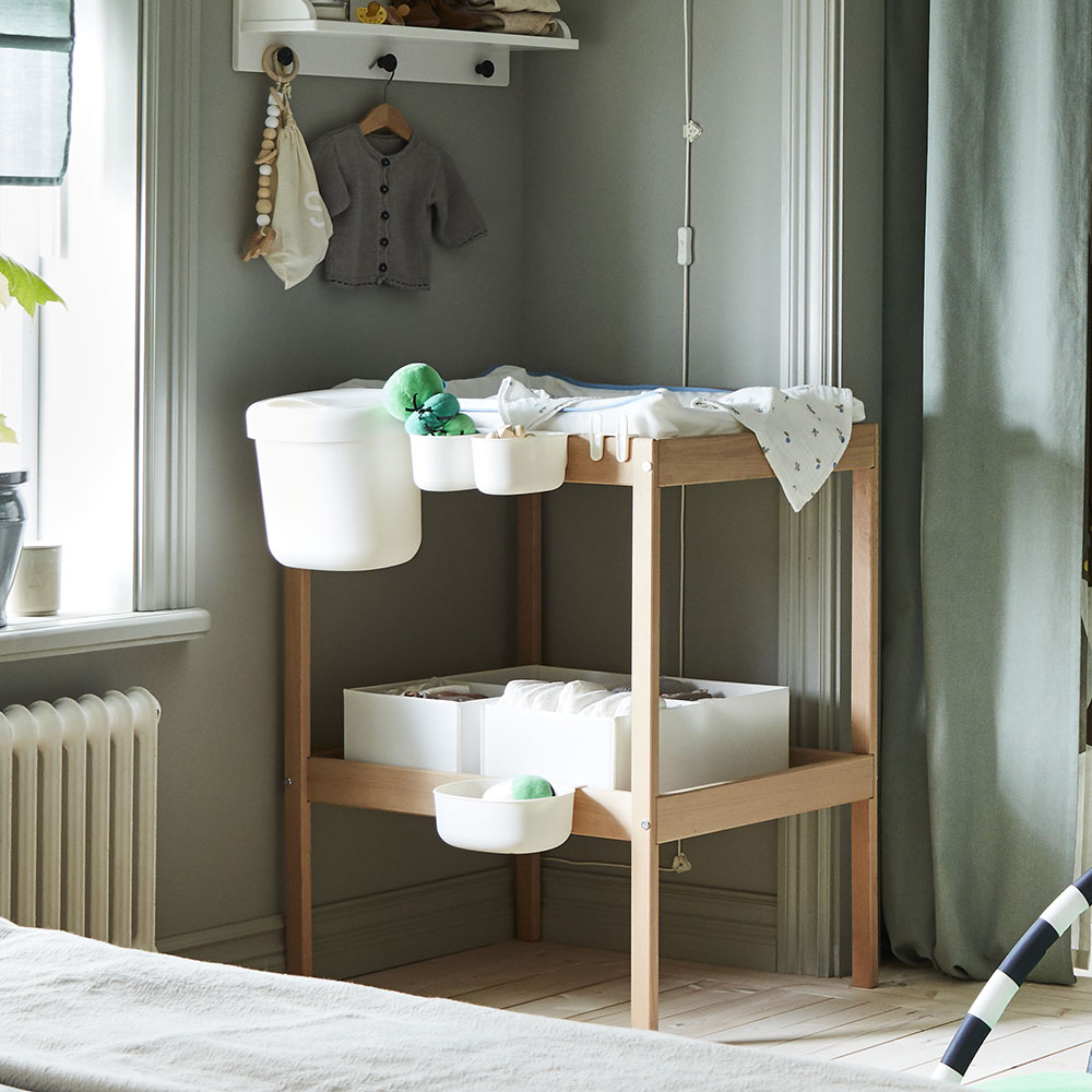 A SNIGLAR changing table with ÖNSKLIG diaper changing racks.