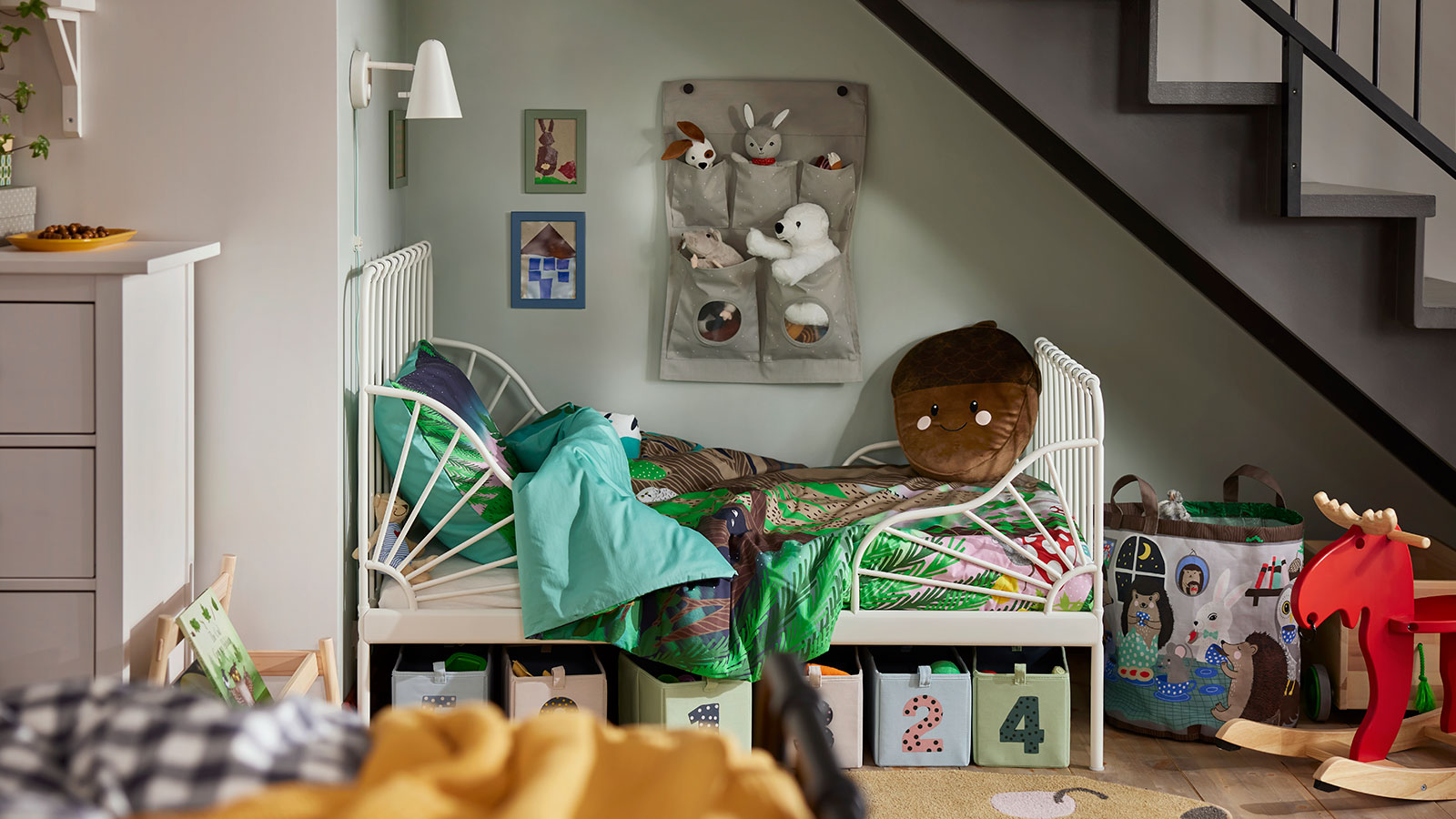  Children's room with a MINNEN extendable bed, SKOGSDUVA duvet, and SKOGSDUVA pocket cushion.