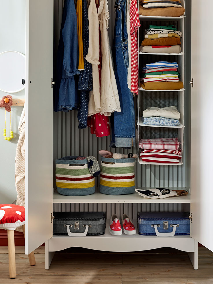  SMÅGÖRA wardrobe with a STRANDSKATA storage bag, a stool with SKOGSDUVA cover, and a ROTSUND mirror.
