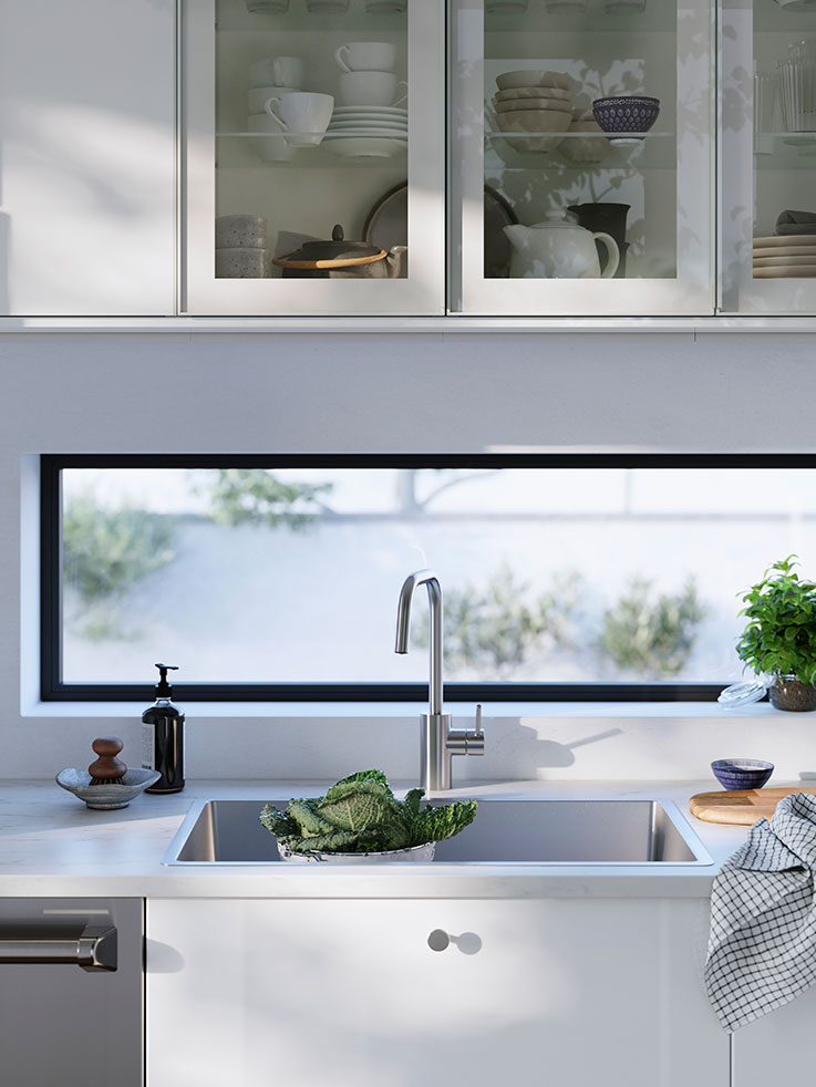  High gloss fronts, glass doors with a sleek metal frame, a sink and faucet in stainless steel, and a countertop with marble effect