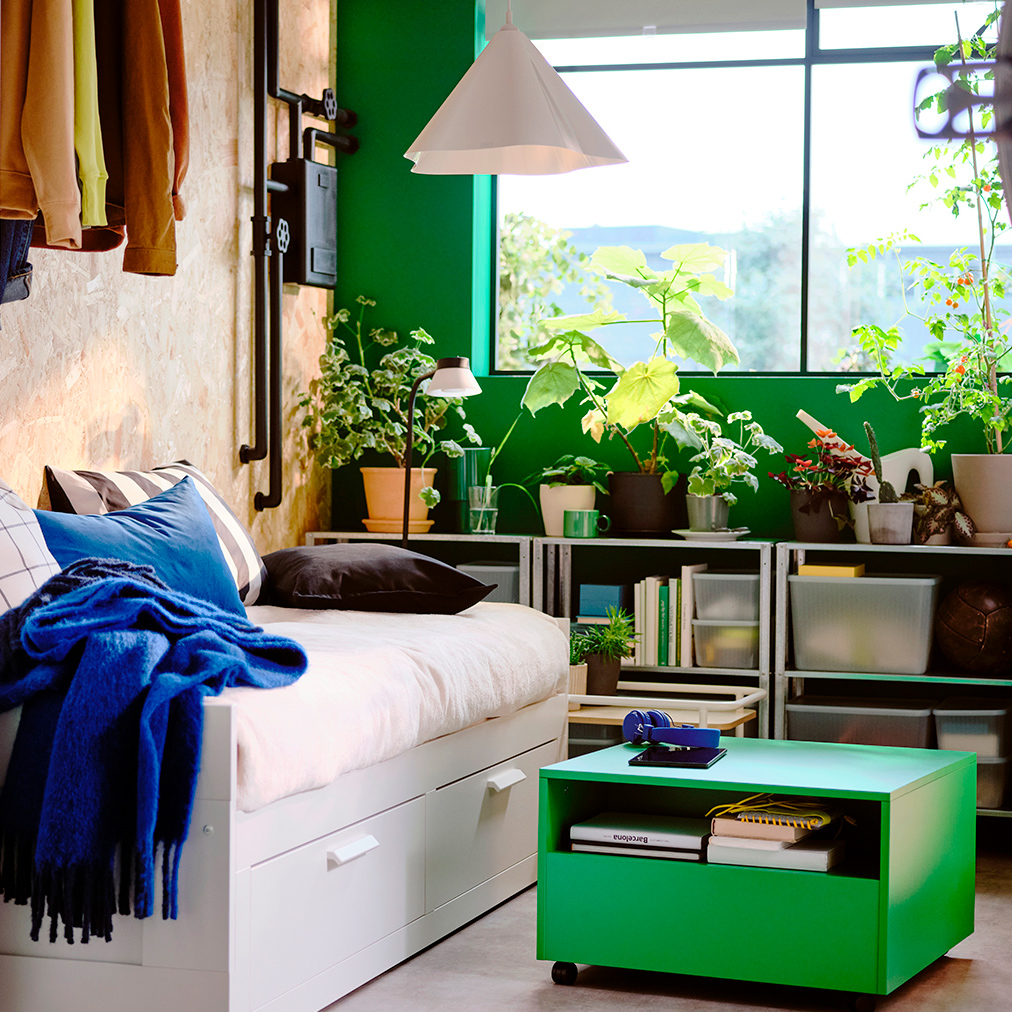  BRIMNES daybed next to a GARNABAS coffee table in a Scandinavian-style bedroom.