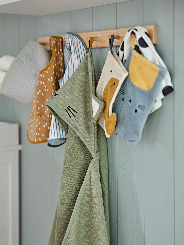  Oak coat rack, baby blankets and bibs are hung on it.
