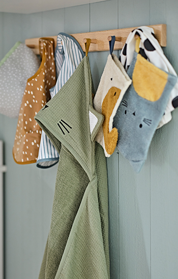 A GULDVÄVARE bib, a GULDVÄVARE baby towel, and a GULDVÄVARE wash mitt.