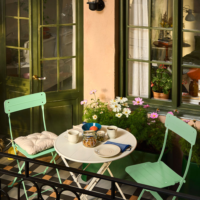 Outdoor dinning with accesories
