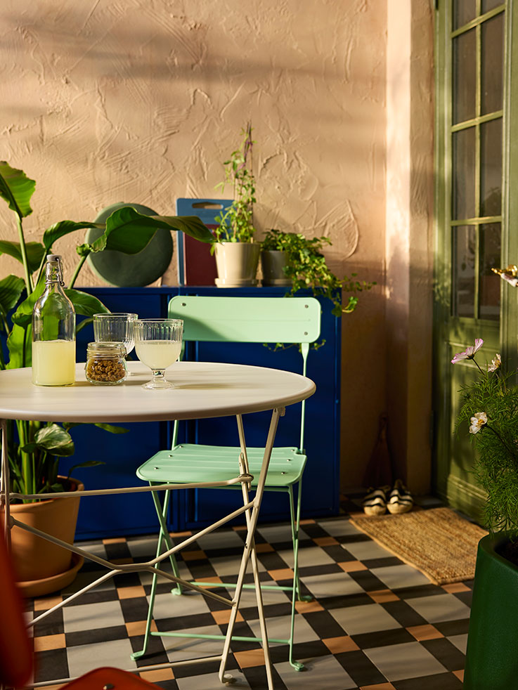 Outdoor dinning with accesories