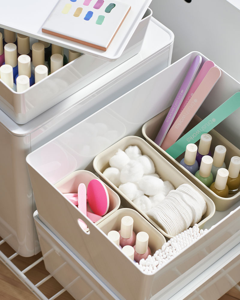 Storage box with lid