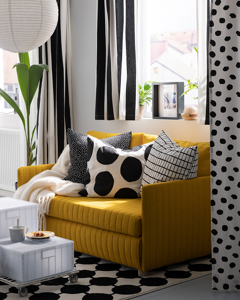 FRIDHULT Sleeper 2-seat sofa and BLÅMUNKAR Cushion cover in the living room
