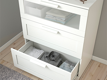 Drawer chest with items