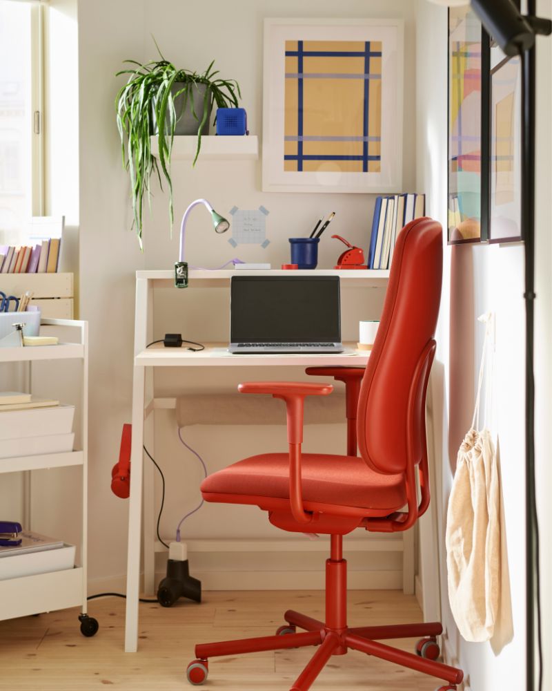 SMÖRKULL Silla de trabajo con reposabrazos, Gräsnäs rojo