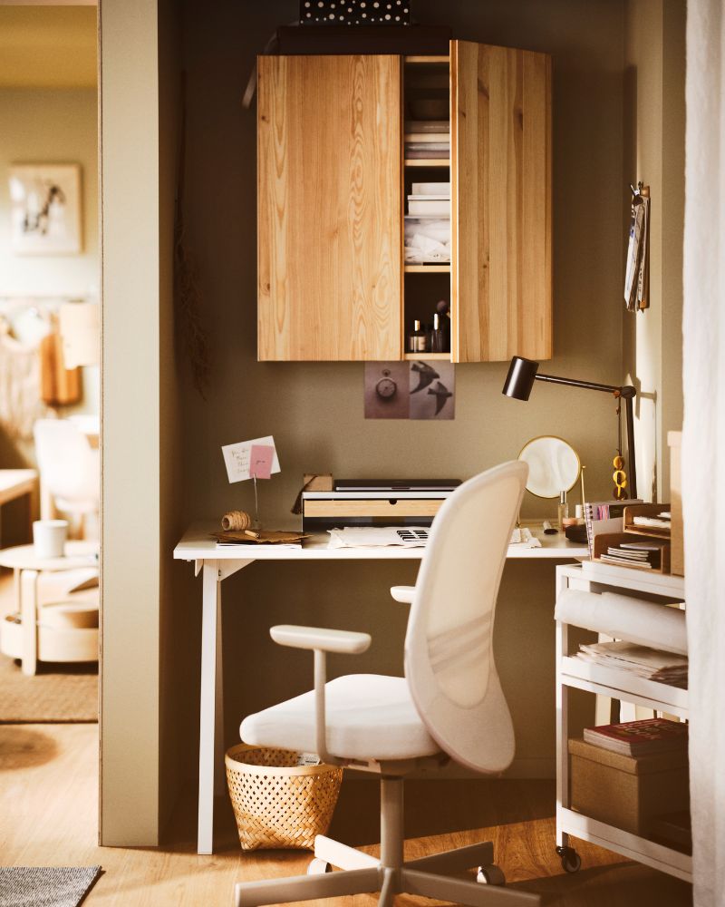 escritorio TROTTEN cómoda silla de oficina con reposabrazos y una luminosa lámpara de trabajo.