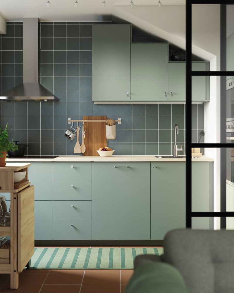 Compact kitchen with SEKTION cabinets, NICKEBO fronts, SÄLJAN countertop and ÄLMAREN faucet in soft green tones.