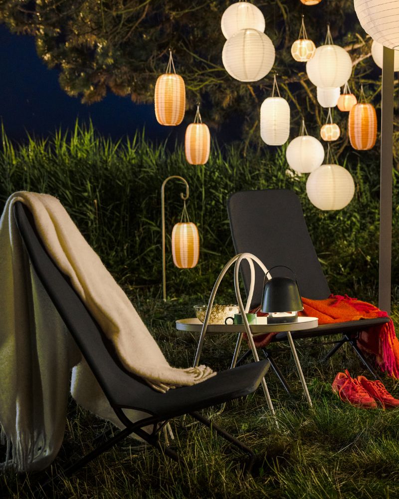 Relaxing outdoor area with VIGGSÖ sun lounger, KLIPPOXEL throw and SOLVINDEN hanging lamps for soft light.