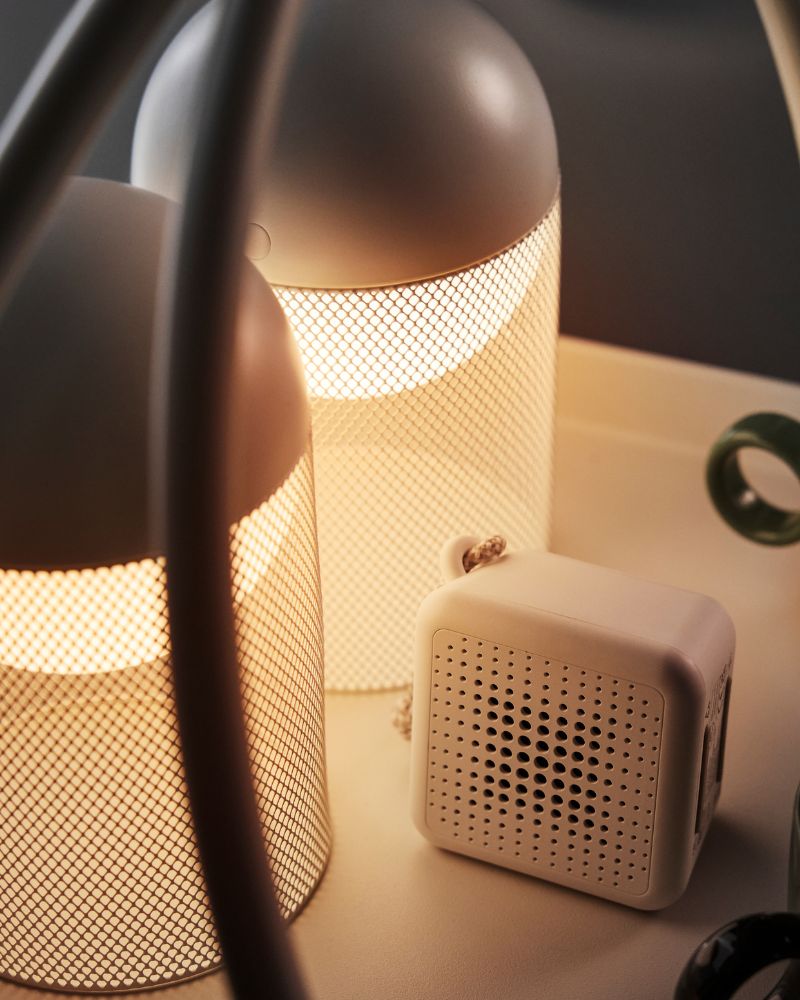 Modern outdoor side table with KROKHOLMEN table, PIGGÅL mugs and SOLVINDEN decorative lighting for cozy evenings.
