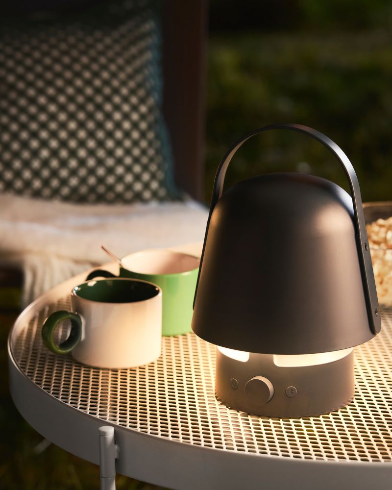 Modern outdoor corner with KROKHOLMEN table, PIGGÅL mugs and VAPPEBY speaker lamp for a relaxed mood.