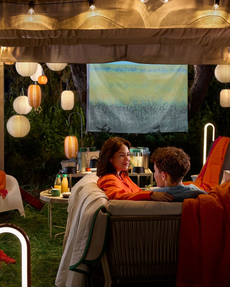 Relaxed outdoor terrace with HAMMARÖN pergola, SEGERÖN outdoor sofa, SKARPÖ chair and SOLVINDEN lighting.