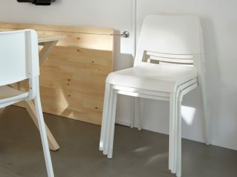 Minimal office corner with IKEA PS 2026 table, TEODORES chair and DIGNITET curtain wire in a clean workspace.