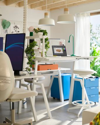 Modern office workspace with FLINTAN chair, LIDKULLEN stool, SKÅDIS boards, BUNKEFLO lamp and IKEA PS 2026 lighting.
